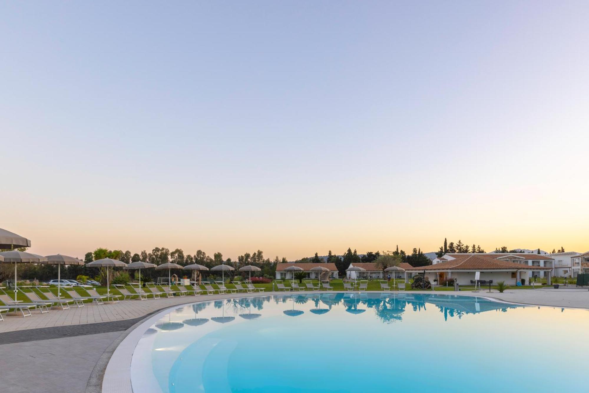 Hotel S'Arena Beach La Caletta Exterior photo